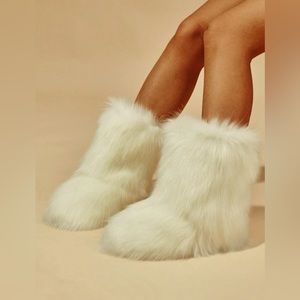 size 8.5 white fuzzy fur boots BRAND NEW NEVER WORN‼️